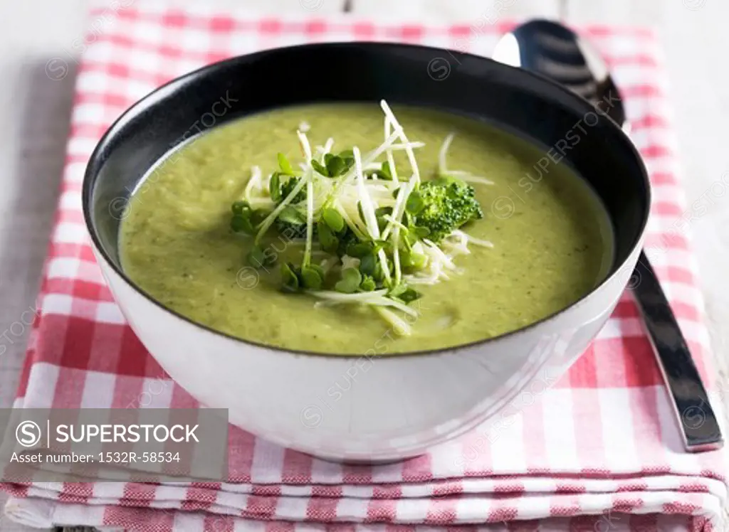 Broccoli soup with cress