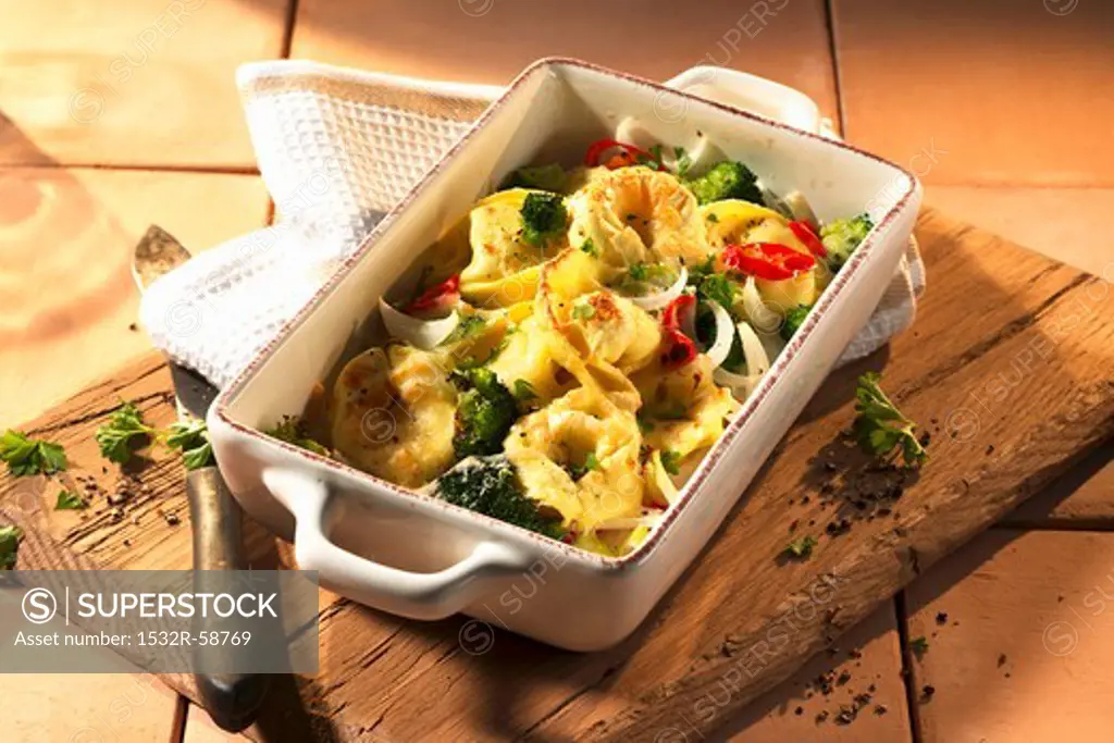 Tortellini bake with broccoli and tomatoes