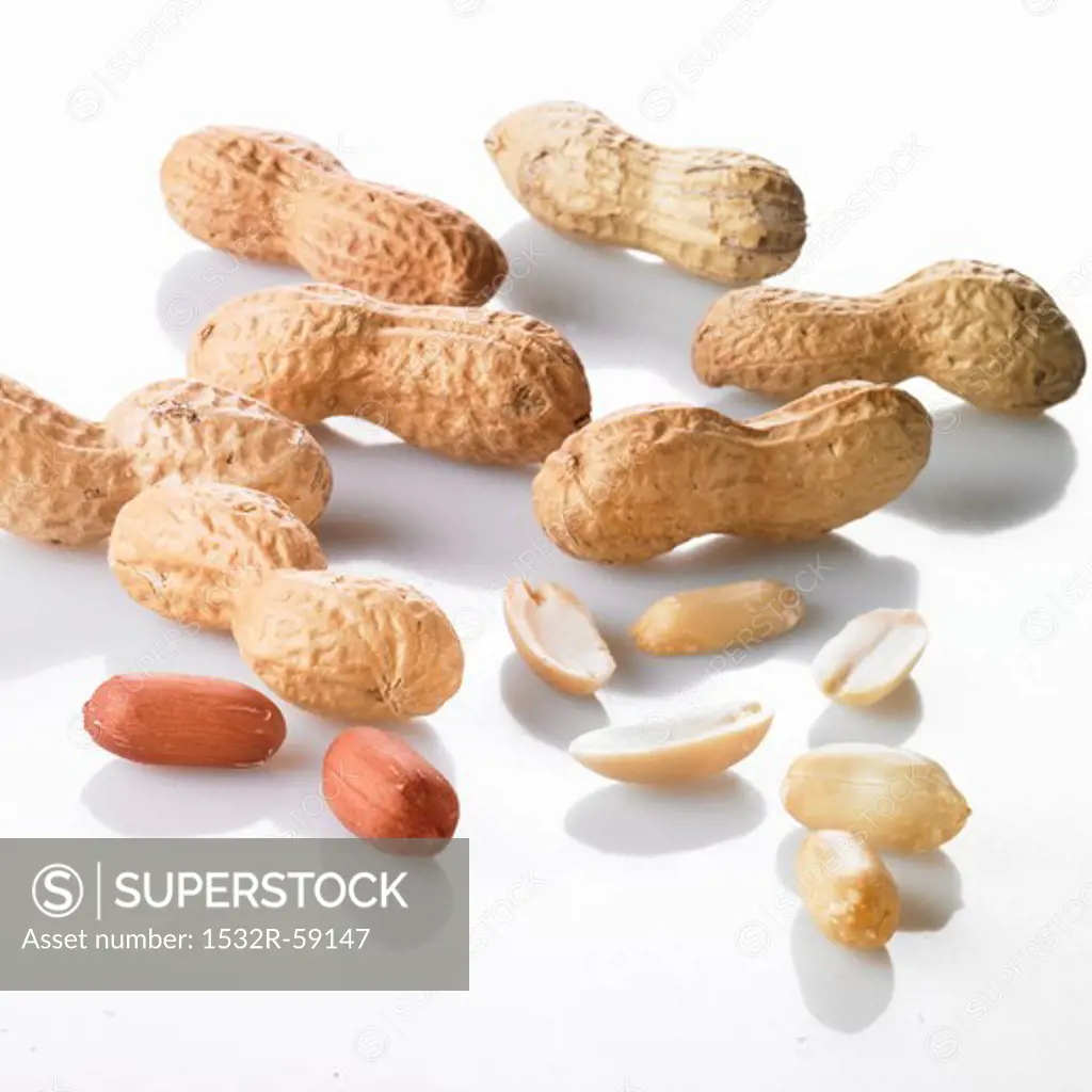 Shelled and unshelled peanuts