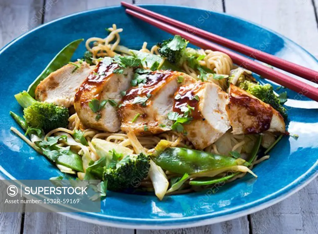Chicken fillet with egg noodles, broccoli and mange tout (Asia)