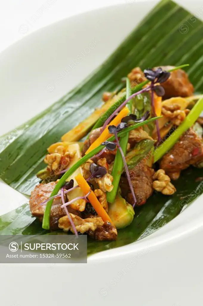 Glazed veal with walnuts and green asparagus (Asia)