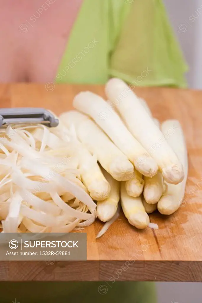 Peeled white asparagus