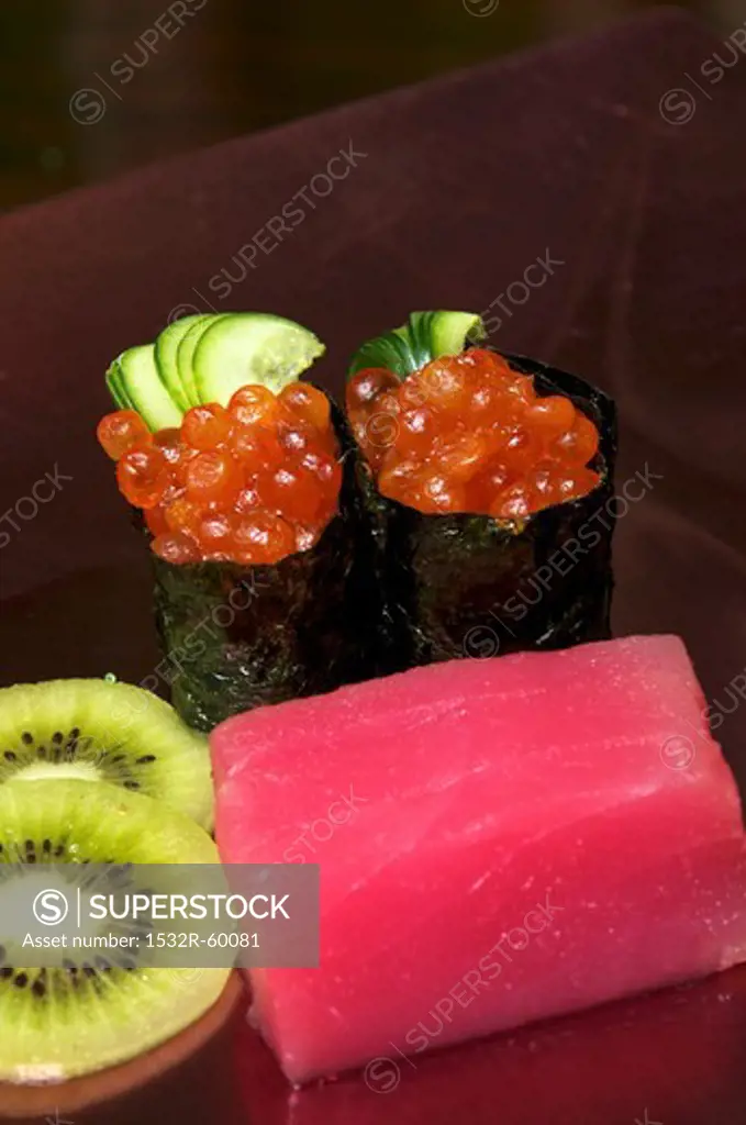 Tuna sashimi, kiwis and maki with salmon caviar