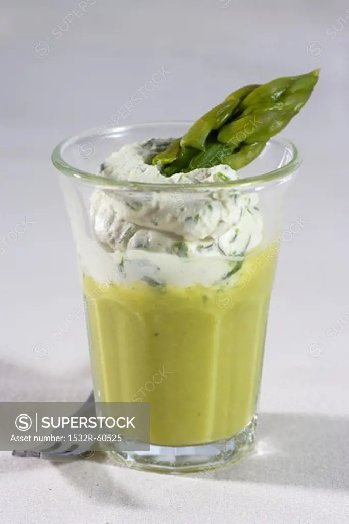 Asparagus soup with cream cheese and asparagus tips
