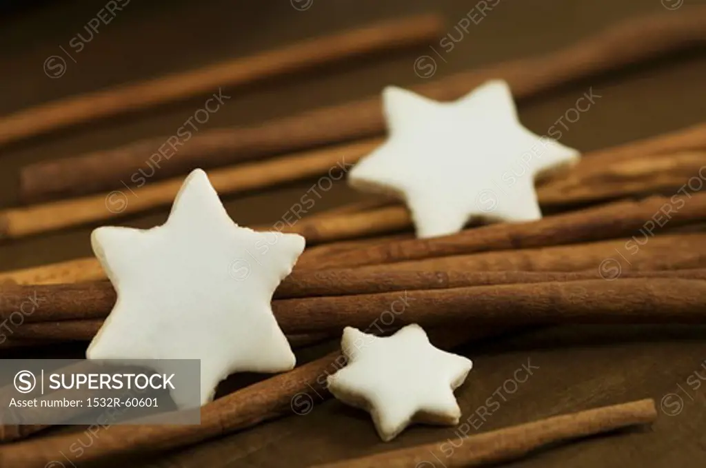 Cinnamon stars with cinnamon sticks