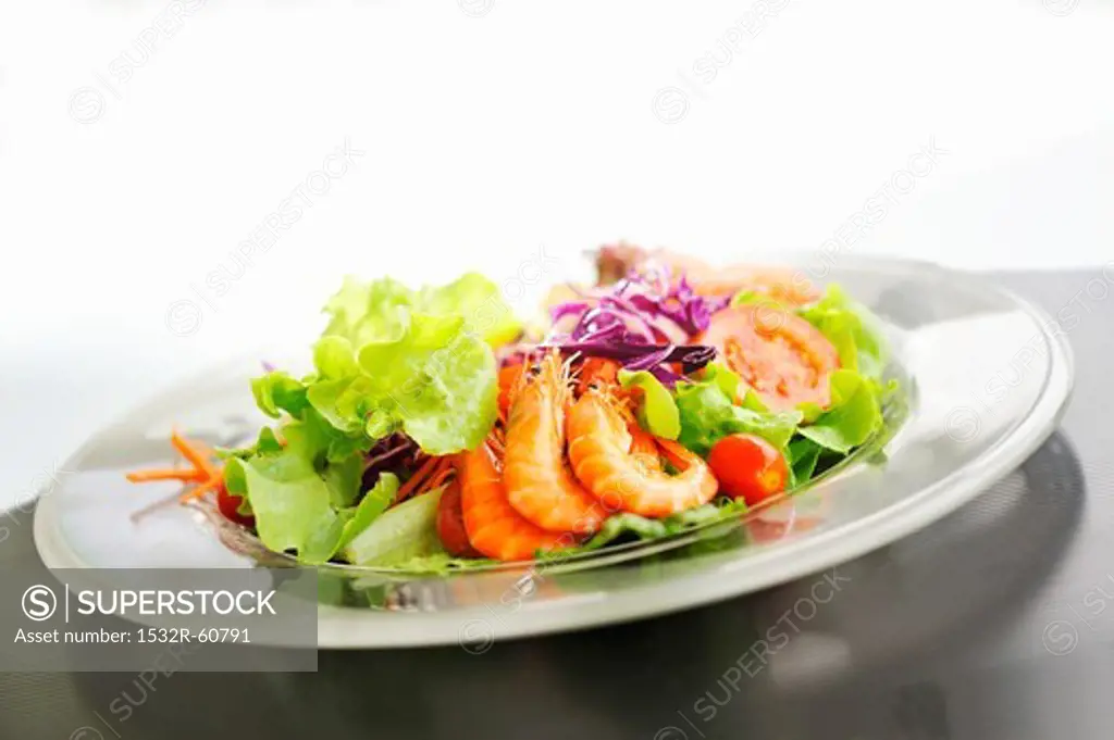 A mixed leaf salad with shrimps and vegetables