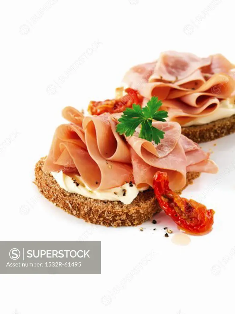 Whole-grain bread with ham and dried tomatoes