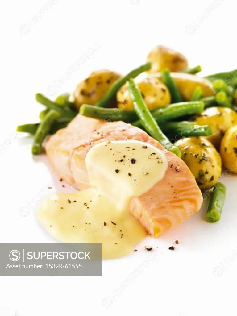 Salmon fillet with Hollandaise sauce, potatoes and green beans