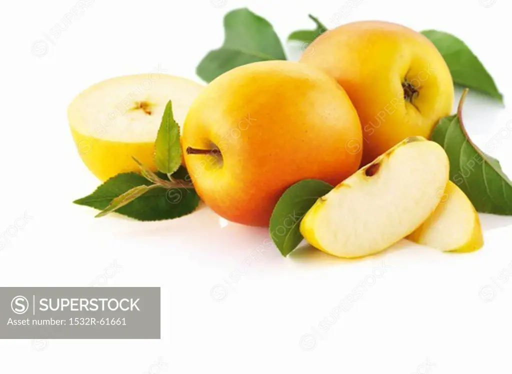 Yellow apples, whole and sliced