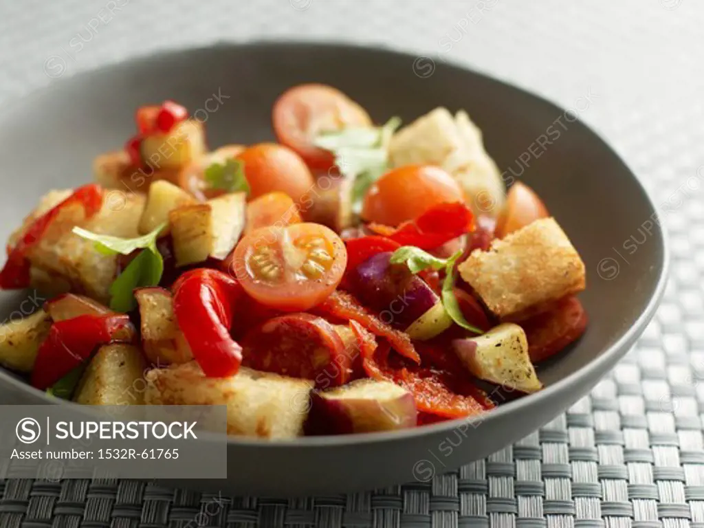 Tomato and pepper salad with croutons