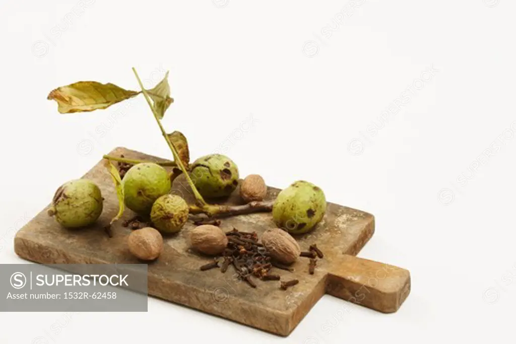 Walnuts, nutmeg and cloves it (ingredients for preserved black nuts)