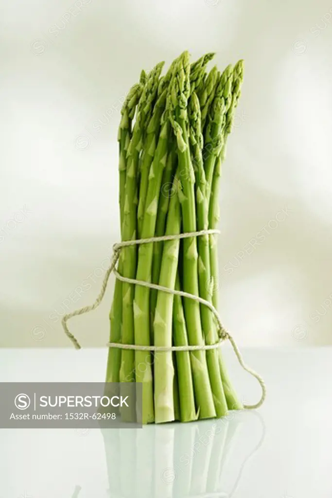 A bunch of asparagus standing up