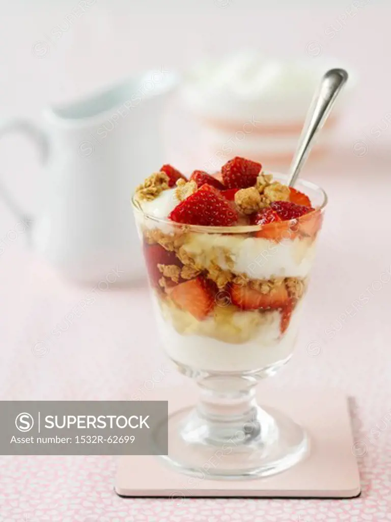 Crispy muesli with yoghurt and strawberries