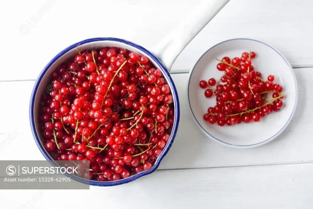 Redcurrants in a bowl and on a plate