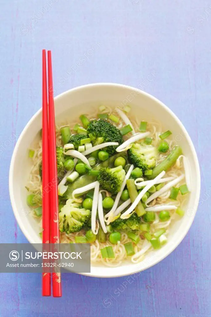 Noodle soup with broccoli, green beans, peas and bean sprouts (Asia)