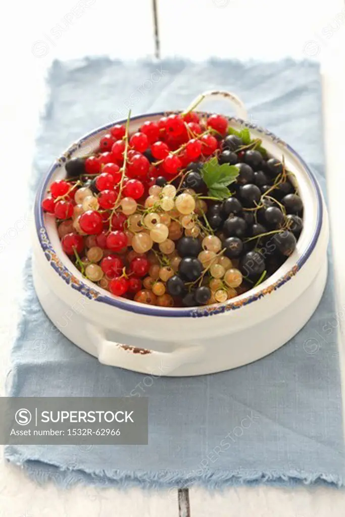 Redcurrants, whitecurrants and blackcurrants in a bowl