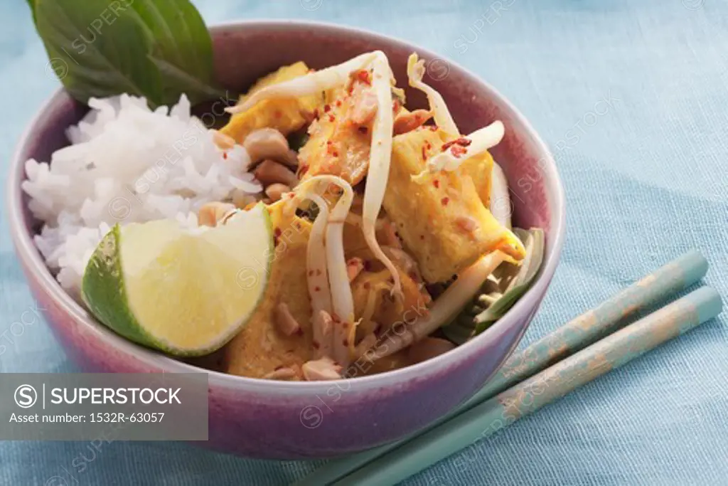 Fried tofu with bean sprouts, rice and lime (Asia)