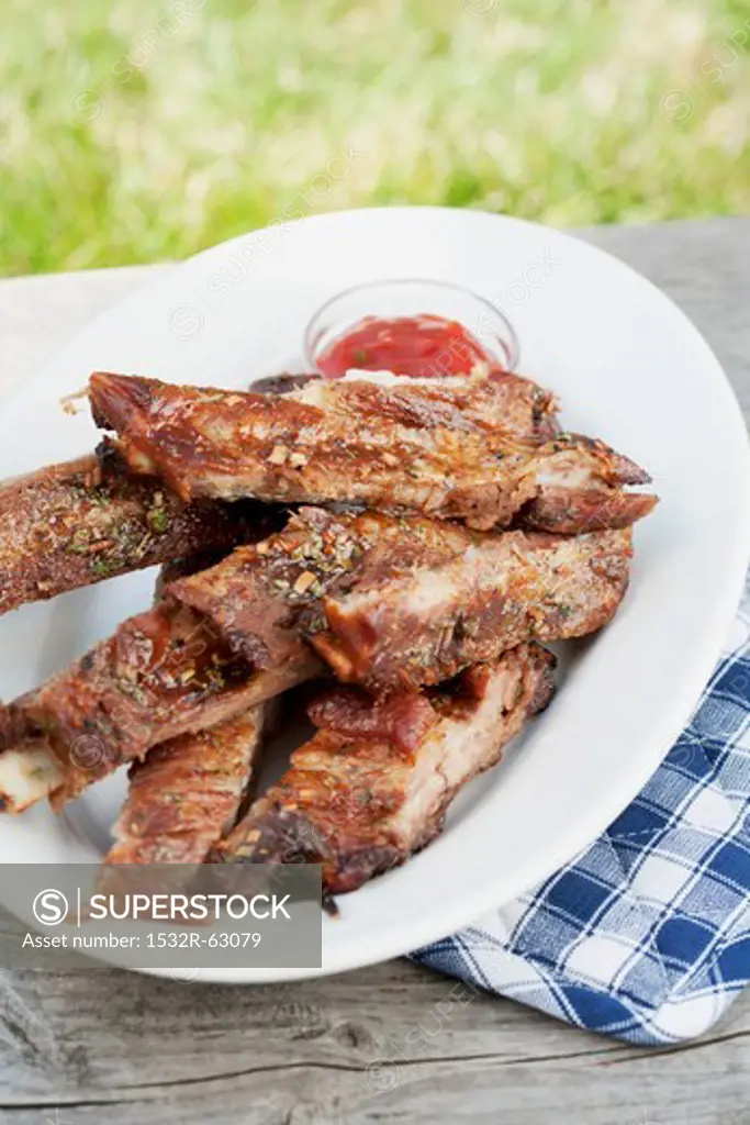 Grilled spare ribs and barbecue sauce