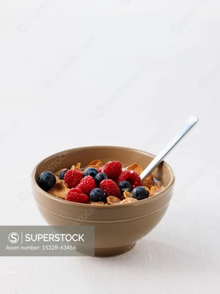 Cornflakes with raspberries and blueberries