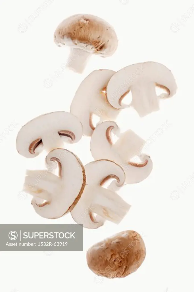 Brown mushrooms, whole and sliced