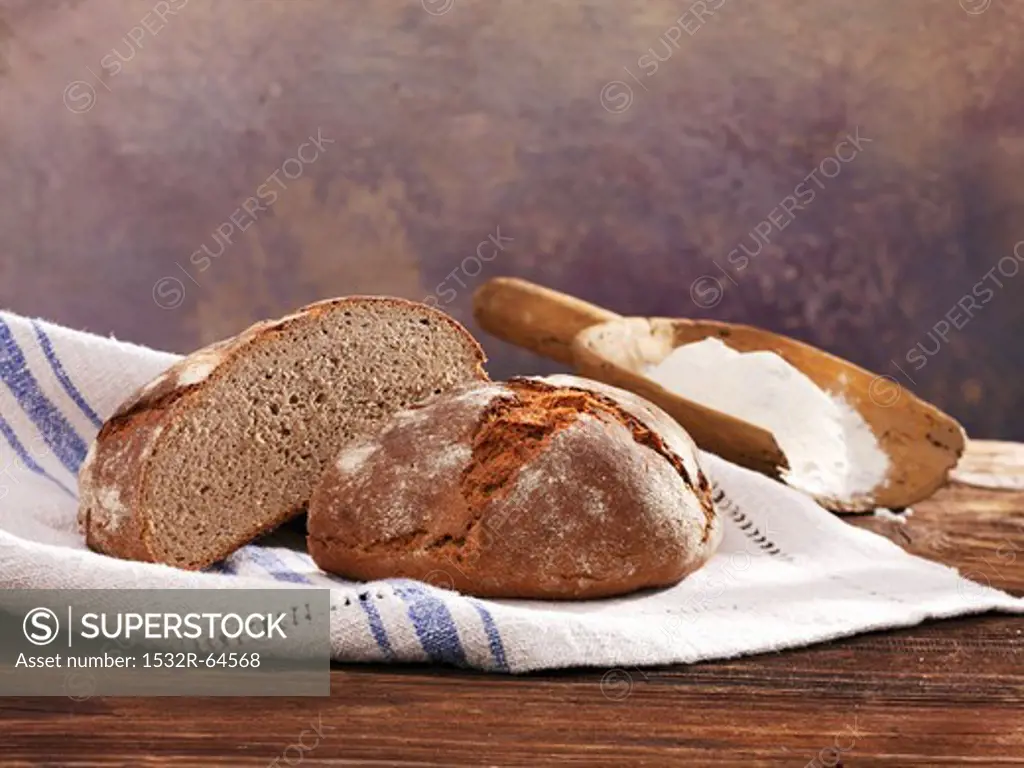 Halved sourdough loaf with rye (German)