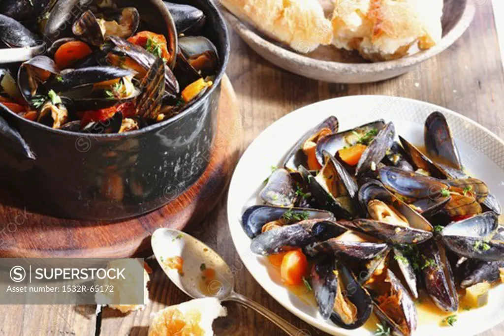 Steamed mussels and white bread