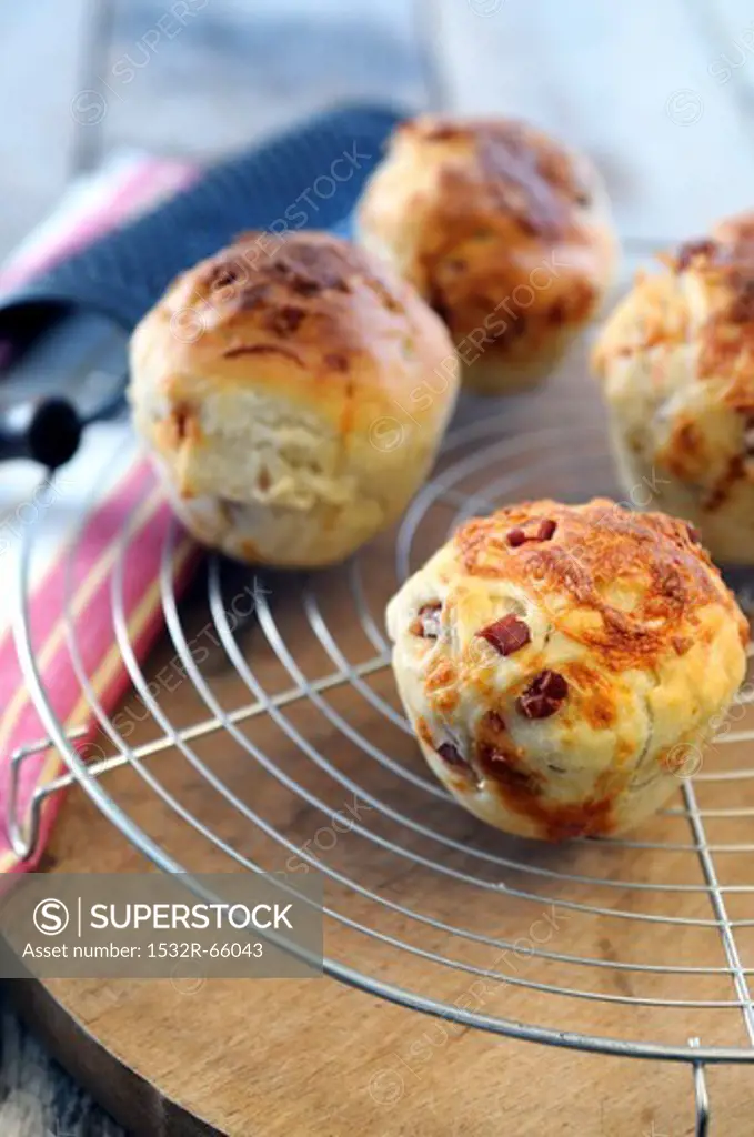 Pizza muffins with pancetta and scamorza