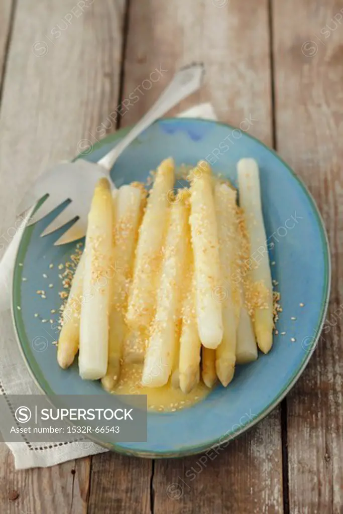 White asparagus with sesame seeds and lemon and horseradish sauce