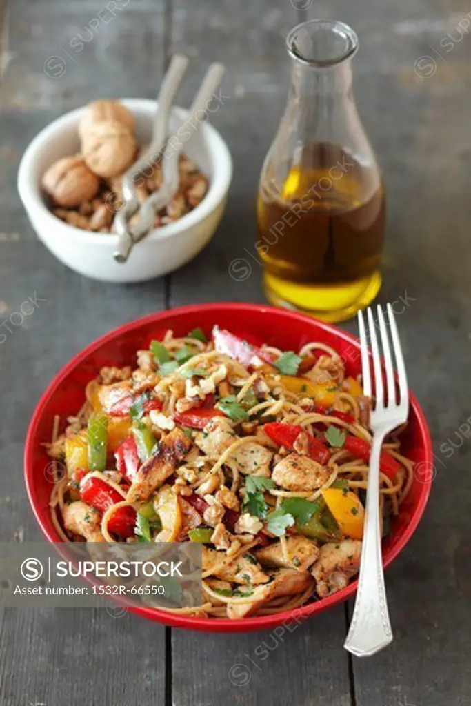 Wholemeal spaghetti with turkey, peppers, parsley and walnuts
