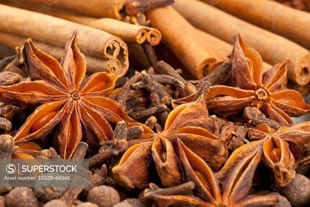 Winter spices (cloves, allspice, star anise, cinnamon)