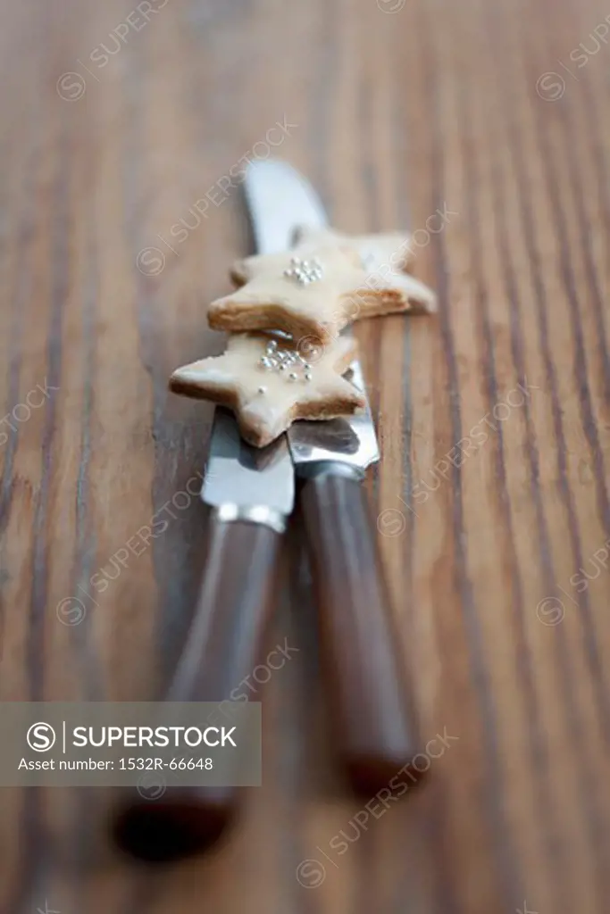Star-shaped biscuits on two knives
