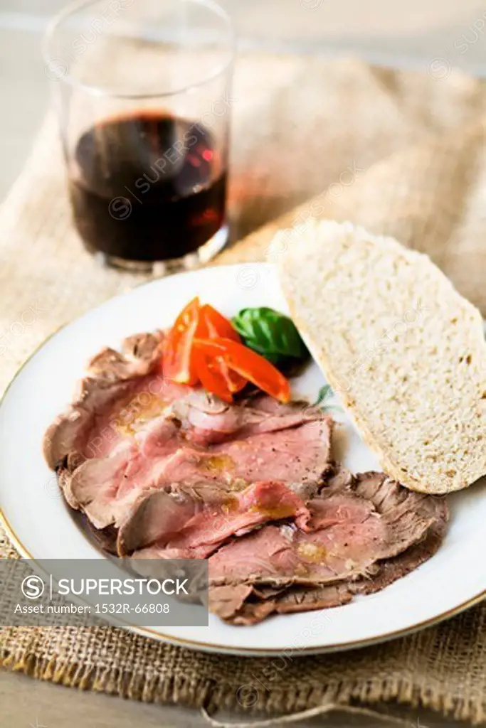 Roast beef with vinaigrette and bread