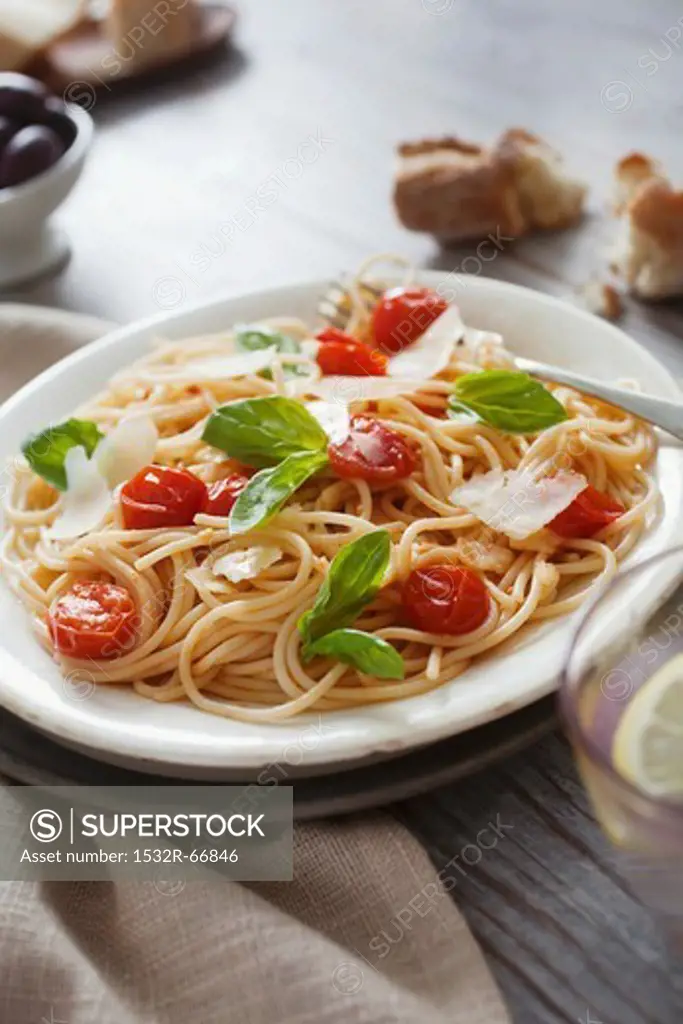 Spaghetti semplici (pasta with tomatoes, parmesan and basil)