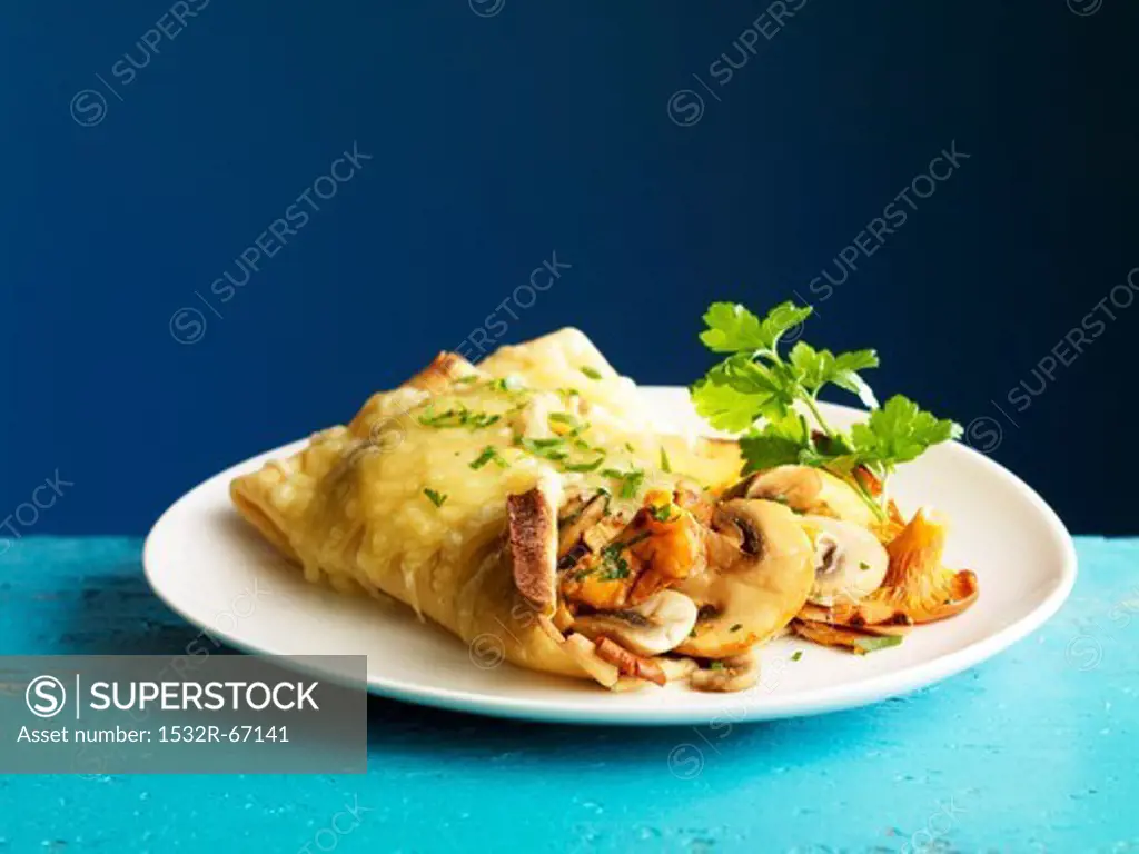 Crepes stuffed with mushrooms and gratinated with cheese