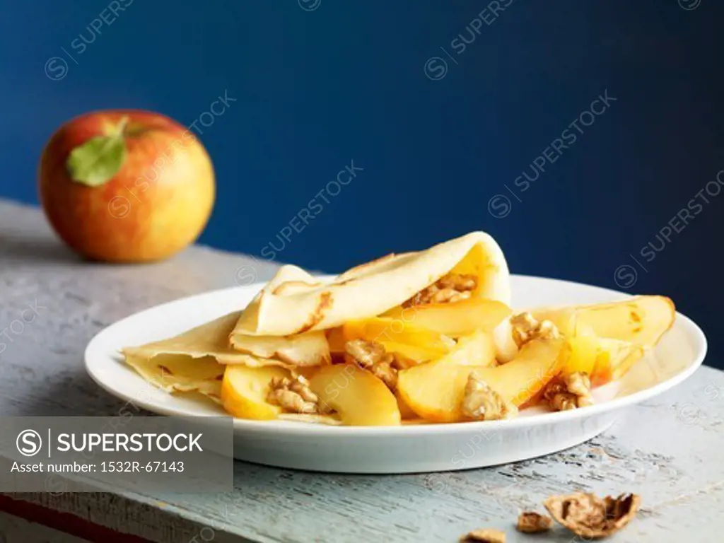 Crepe with caramelized apples and walnuts