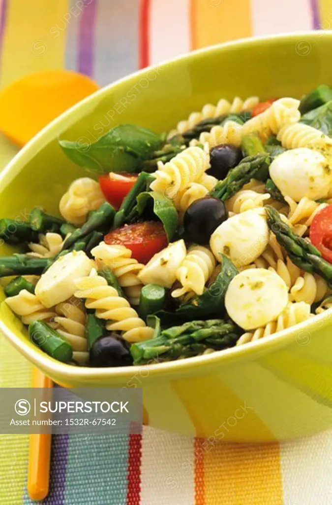 Pasta salad with asparagus and olives