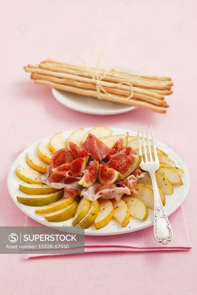 Pear salad with Parma ham and figs, and grissini