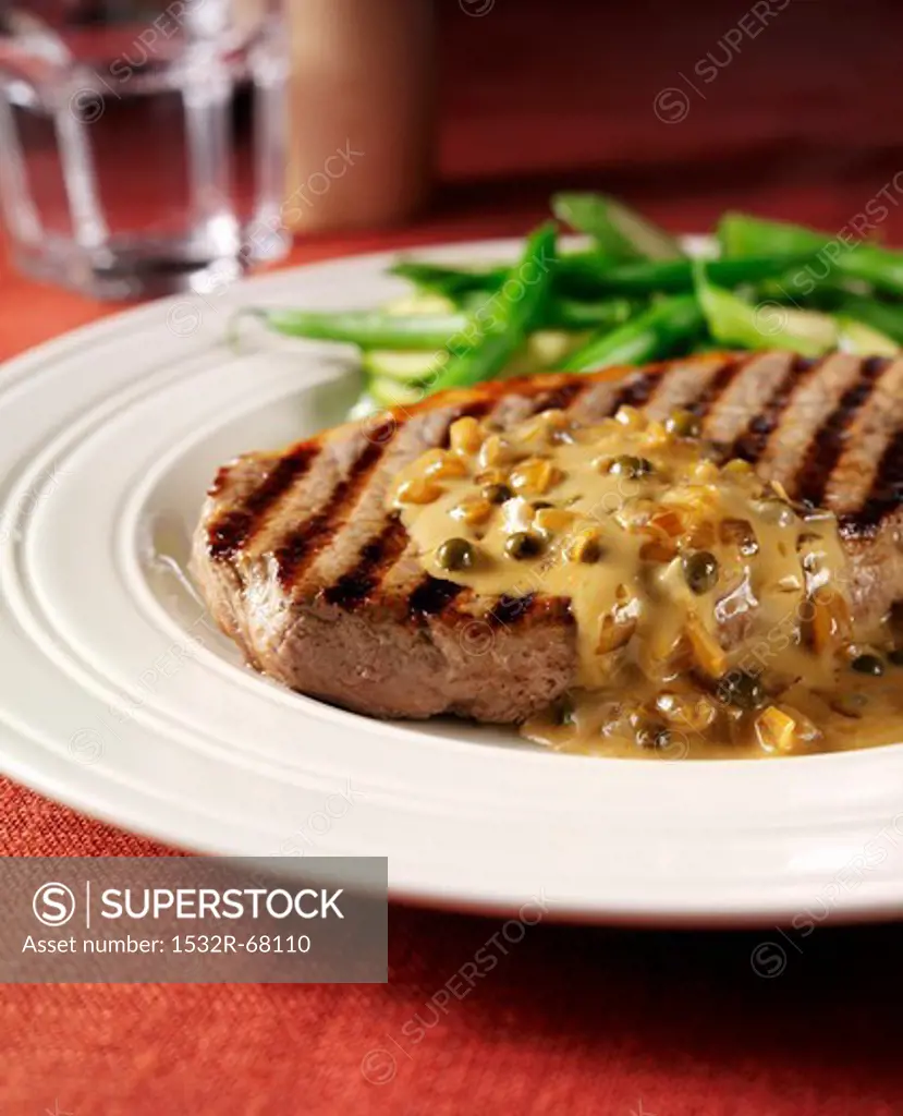 Grilled steak with green pepper sauce
