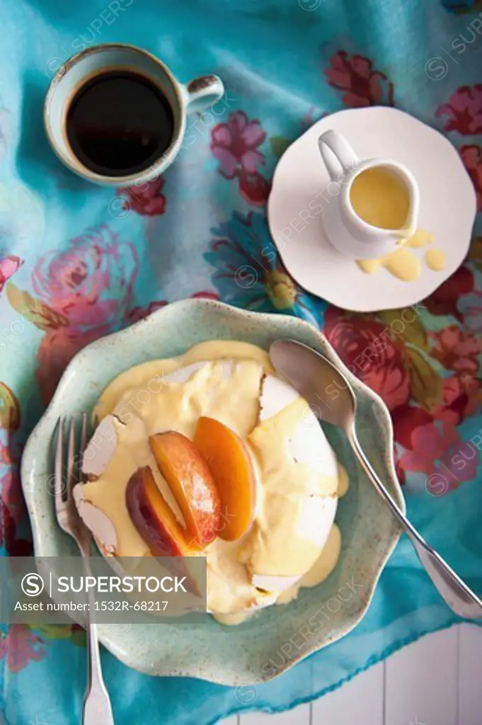 Pavlova with vanilla sauce and peach slices