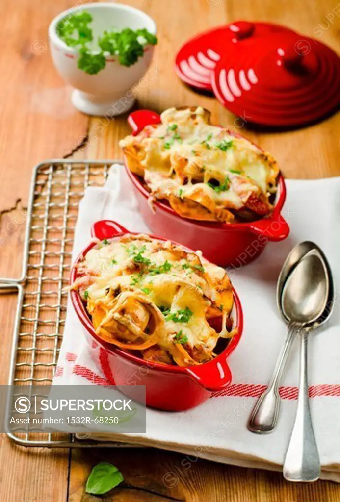 Baked tortellini with cheese and parsley