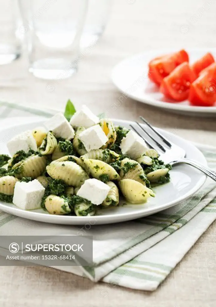 Shell pasta with spinach and feta