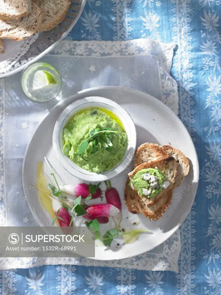 Pea houmous with radishes and toast (view from above)