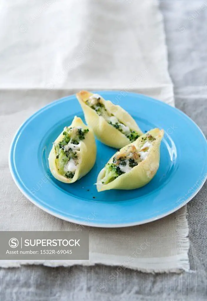 Large pasta shells filled with ricotta, broccoli, breadcrumbs and parmesan