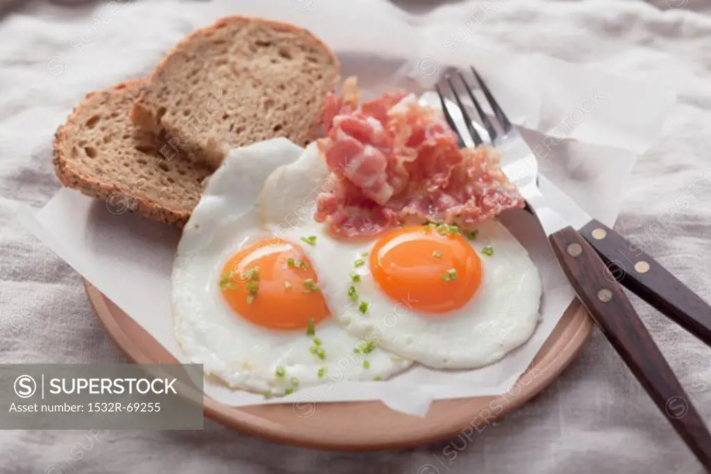 Fried eggs with bacon and bread