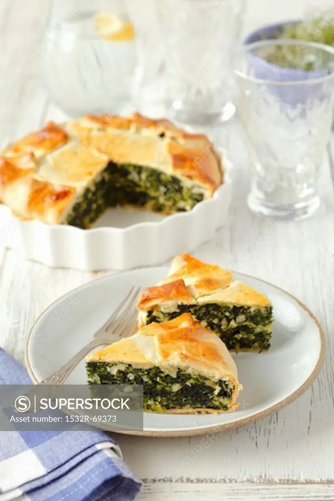 Spinach pie with almonds