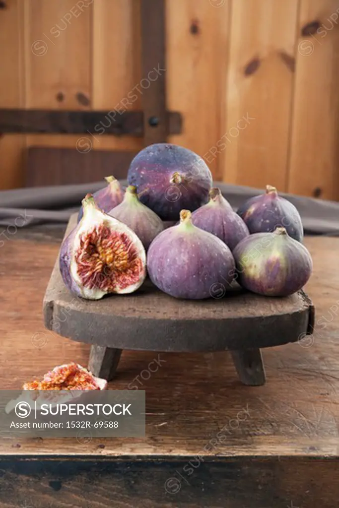 Fresh figs on a wooden board
