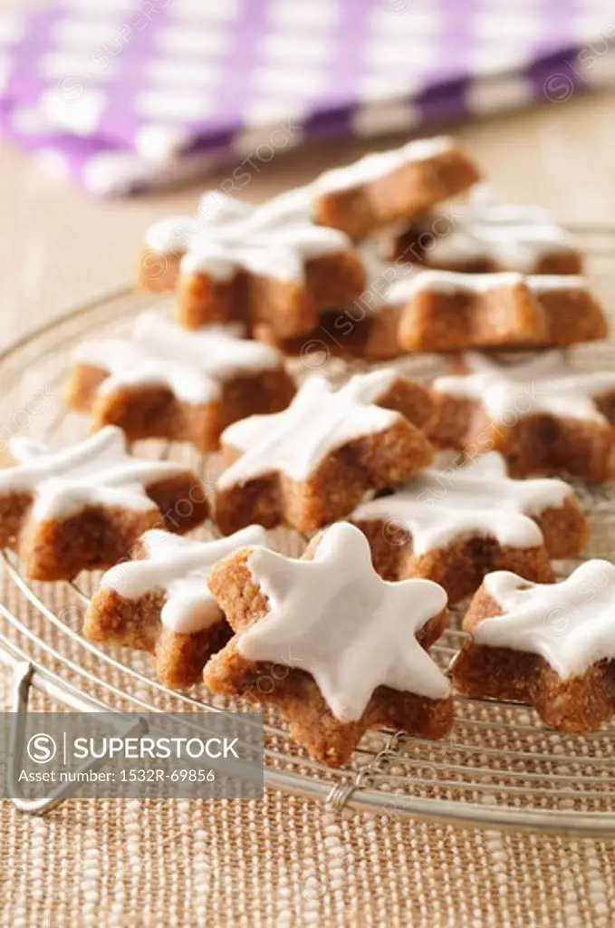 Star-shaped cinnamon biscuits on a cooling rack