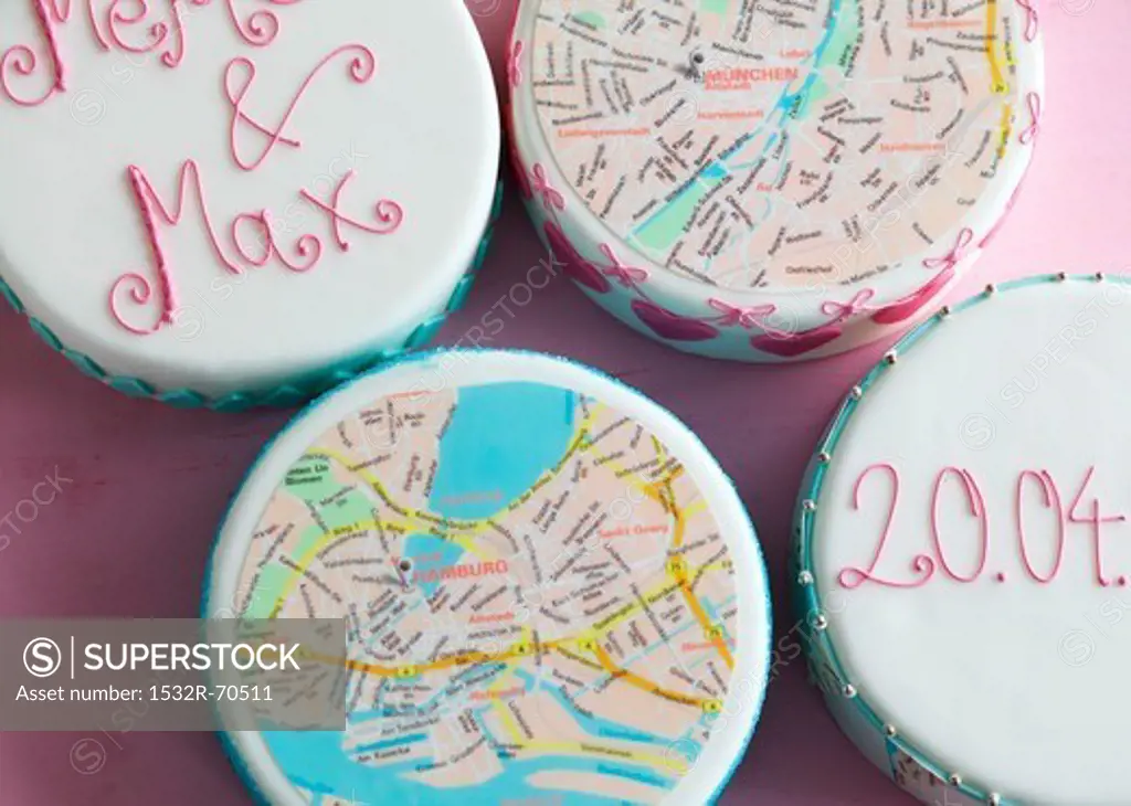 Wedding cakes topped with city maps of Munich and Hamburg