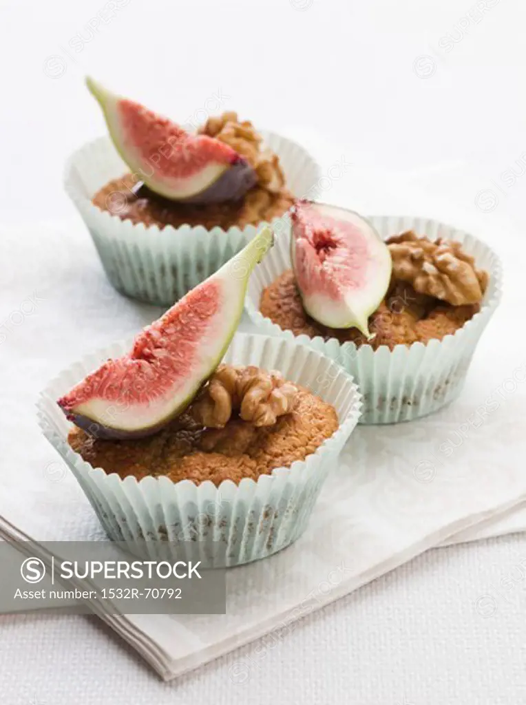 Nut muffins with fresh figs