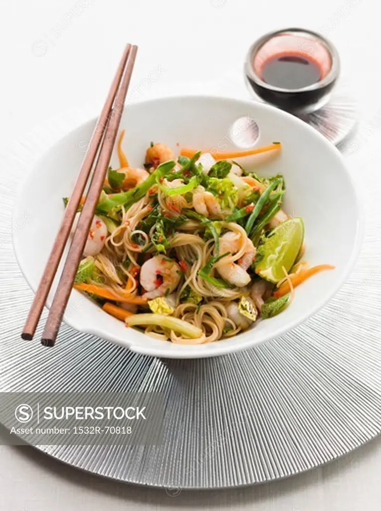 Noodle salad with prawns, vegetables and limes (Asia)